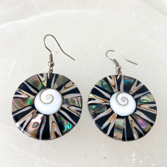 Mother of pearl abalone round shape earrings - Picture 2 of 7